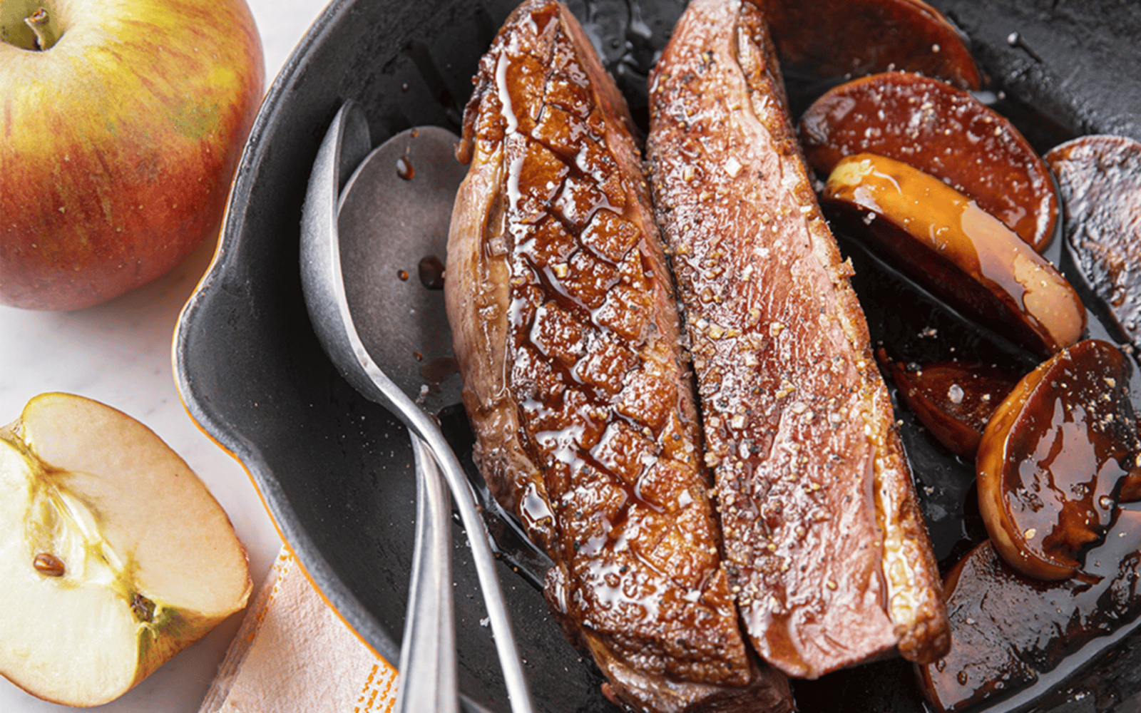 Duck breast with apples and sweet and sour sauce - La Perruche